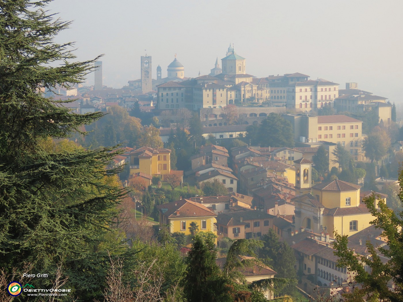 33 Da San Vigilio Citta Alta con foschia.JPG